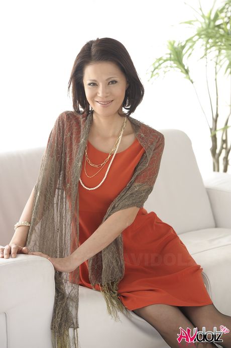 亞洲媽媽白石美里展示了她驚人的甜瓜和玩具她的毛茸茸的陰部