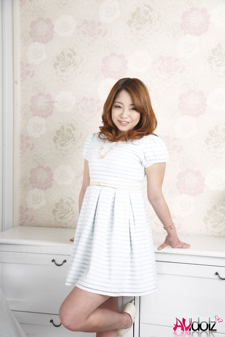 アジアのソロガール、大森美玲が彼女の素晴らしいラックを露出させて彼女の猫を見せる