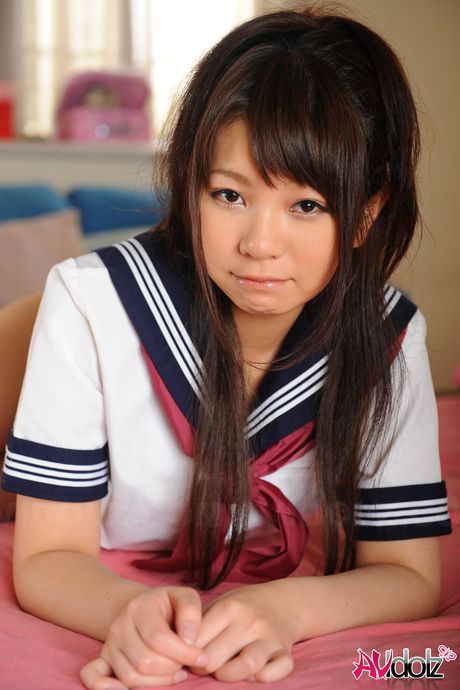 極品日本女學生 Yuko Ayana 在用假陽具自慰前脫光衣服