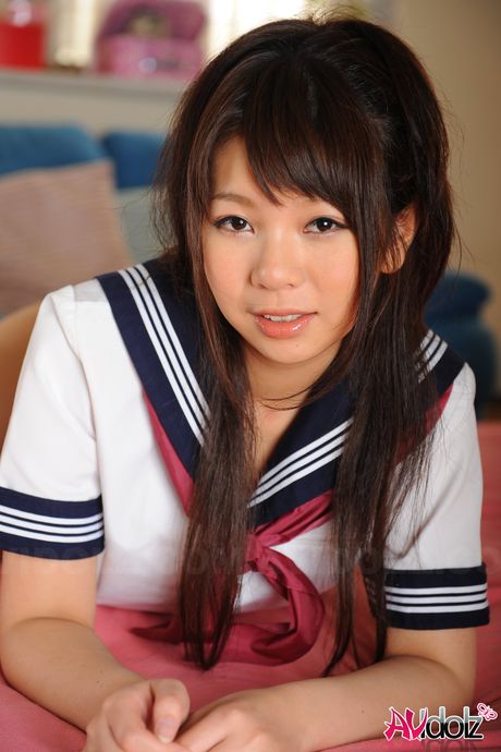 極品日本女學生 Yuko Ayana 在用假陽具自慰前脫光衣服