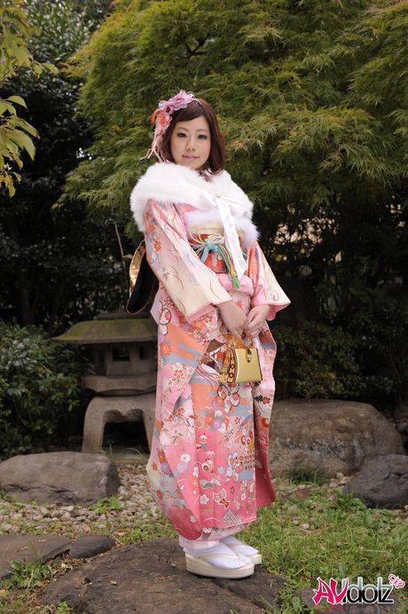 身穿和服的遠藤佳奈性感的雙腿被男人撫摸