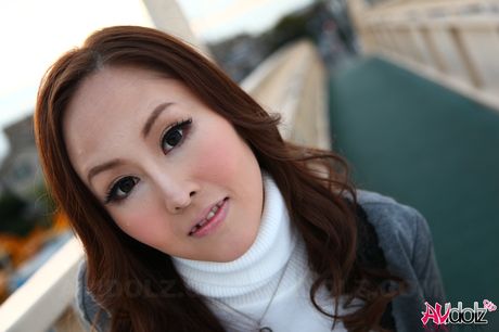 棕色眼睛的日本寶貝 Rui Natsukawa 穿著絲襪擺姿勢