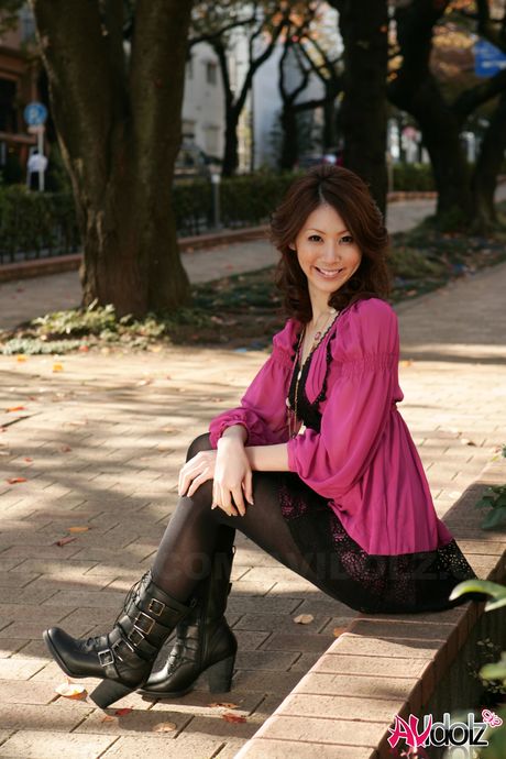 Vidunderlige asiatiske Riko Miyase viser sine store jugger og bliver kneppet i en varm trekant