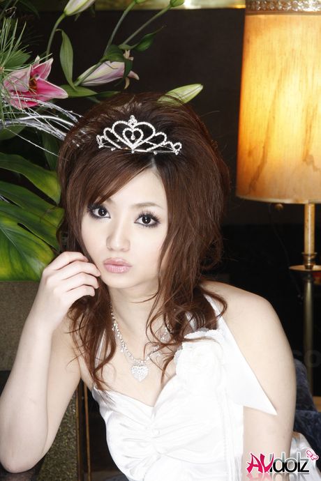 アジアの美女、矢沢るいが指ファック後におっぱいに射精する