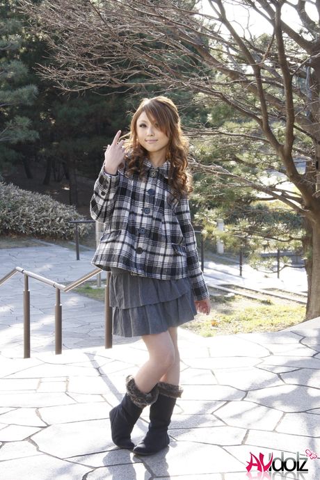 漂亮的亞洲人 Rino Mizusawa 脫光衣服並用化妝刷觸摸她的陰蒂