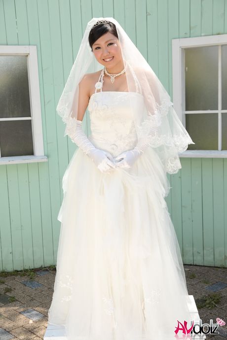 Asiatisk brud Emi Koizumi får en fisse slikket før hun har sex