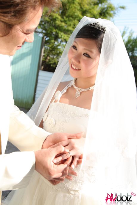 Asiatisk brud Emi Koizumi får en fisse slikket før hun har sex