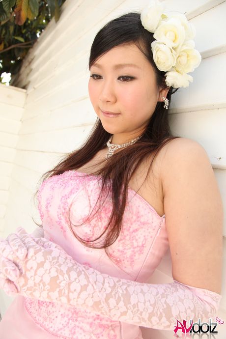 Asiatisk brud Emi Koizumi får en fisse slikket før hun har sex