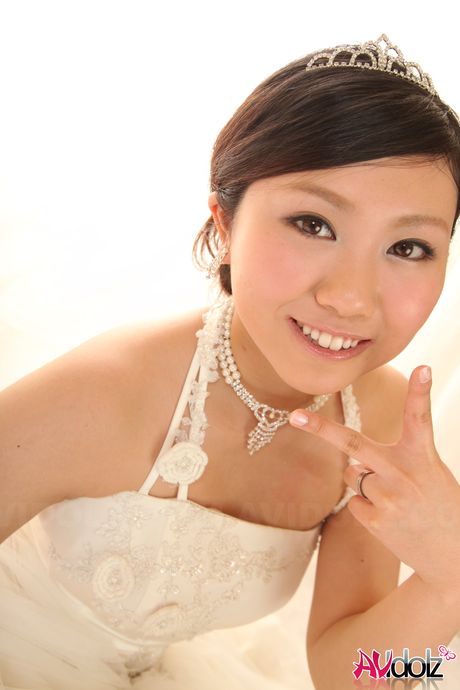 Asiatisk brud Emi Koizumi får en fisse slikket før hun har sex