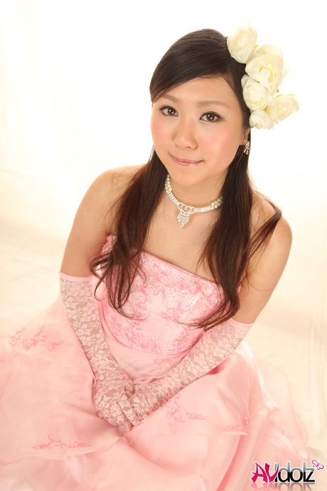 Asiatisk brud Emi Koizumi får en fisse slikket før hun har sex