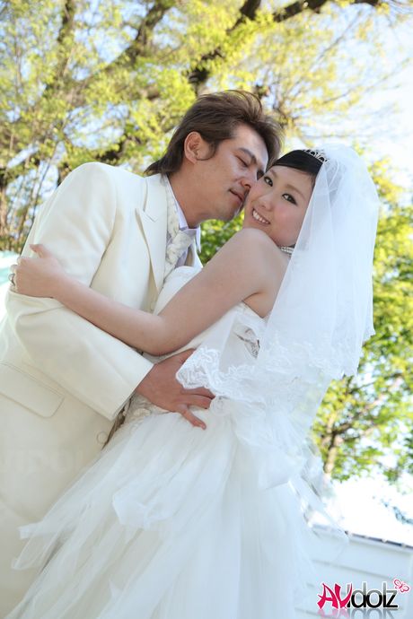 亞洲新娘小泉惠美在做愛前被舔陰部