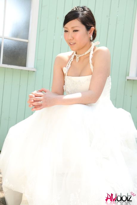 Asiatisk brud Emi Koizumi får en fisse slikket før hun har sex