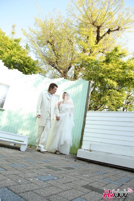 Asiatisk brud Emi Koizumi får en fisse slikket før hun har sex