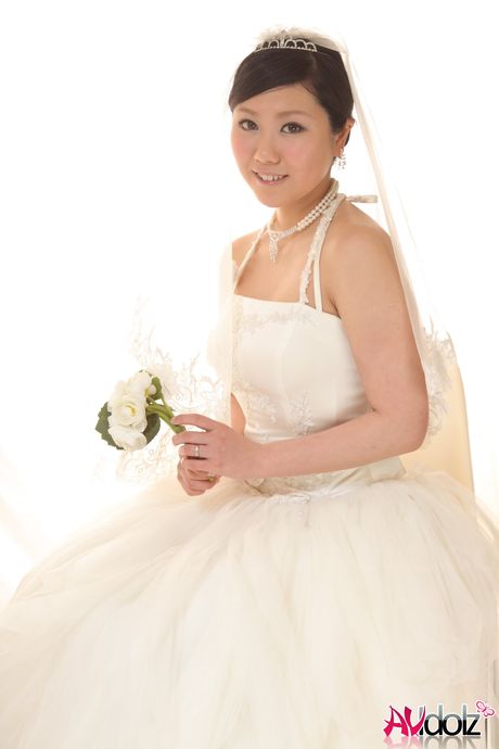 Asiatisk brud Emi Koizumi får en fisse slikket før hun har sex