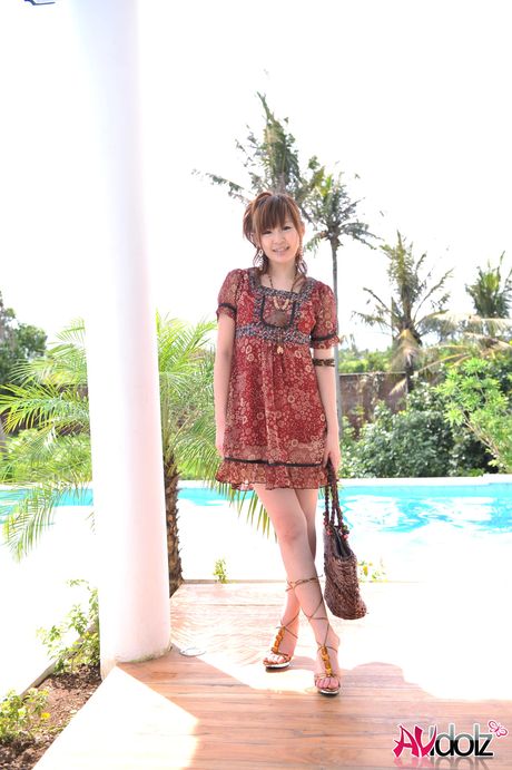 亞洲美女 Nami Segawa 展示她多毛的陰部並獨自進行性交