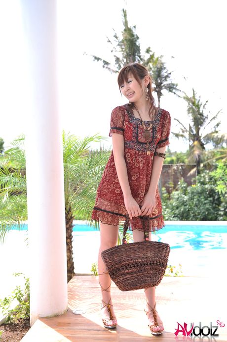 アジアの可愛い瀬川奈美は彼女の毛深い猫を見せて、ソロで犯される