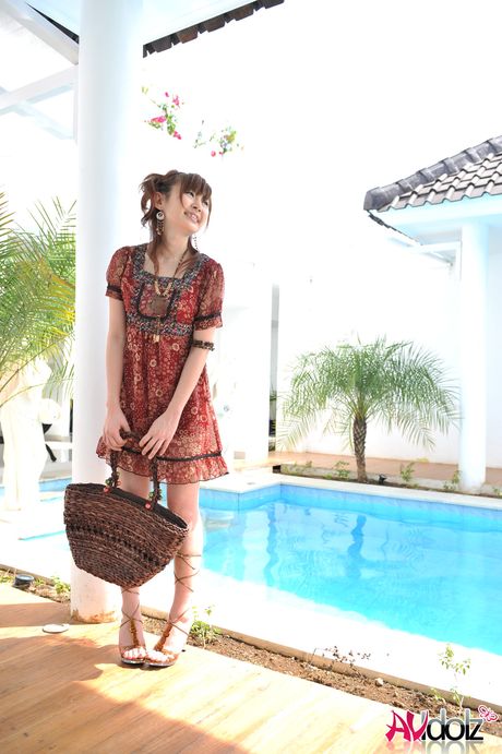 アジアの可愛い瀬川奈美は彼女の毛深い猫を見せて、ソロで犯される