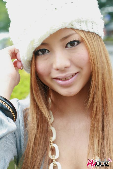 アジアの美女、森崎アンナが大きな胸を披露し、ソロでポーズをとる