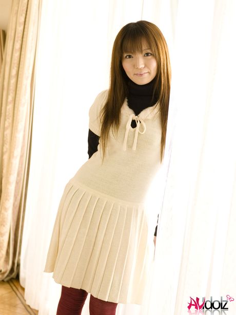 亞洲女孩綾波明日香在按摩床上展示她驚人的胸部和原始狀態的模特