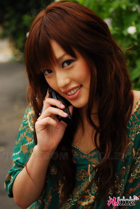 長澤梨花直視著她的男人的眼睛，而他則揉搓著她的陰部