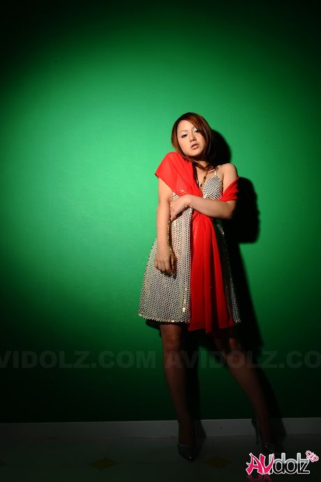 Fantastisk japansk babe Rui Natsukawa afslører sine enorme bryster og onanerer