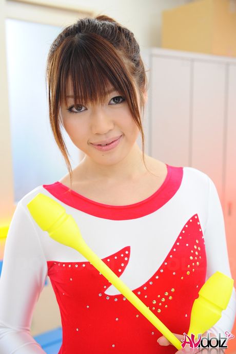 Lækker japansk pige Aoyama Arisa stripper og viser sin varme røv og sin lækre fisse