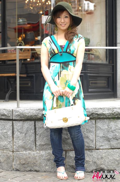 甜美尤物 Riru Ozawa 在花園裡玩弄她的陰部