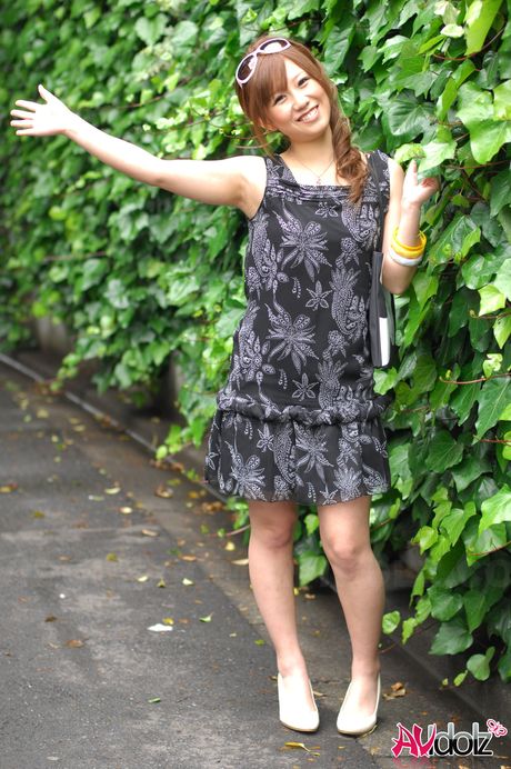 アジアのティーン、リル・オザワが毛深いオマンコを露出し、全裸で立つ