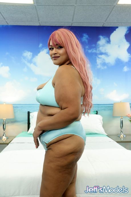 BBW Big Cherry får sine fantastiske røvhul og røv kneppet, og hendes fisse bliver creampied