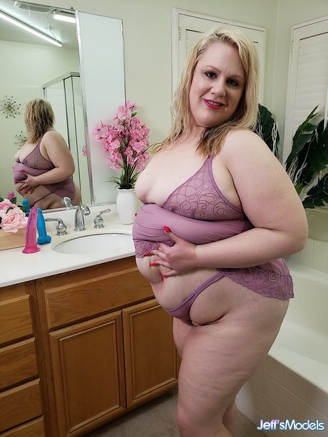 豐滿的金髮瑪麗在淋浴時炫耀她驚人的胸部和玩弄她的陰部