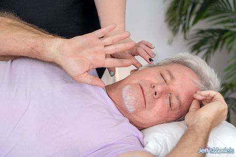 BBW Alexis Allure får sine massive bryster og røv olieret før en pik ride