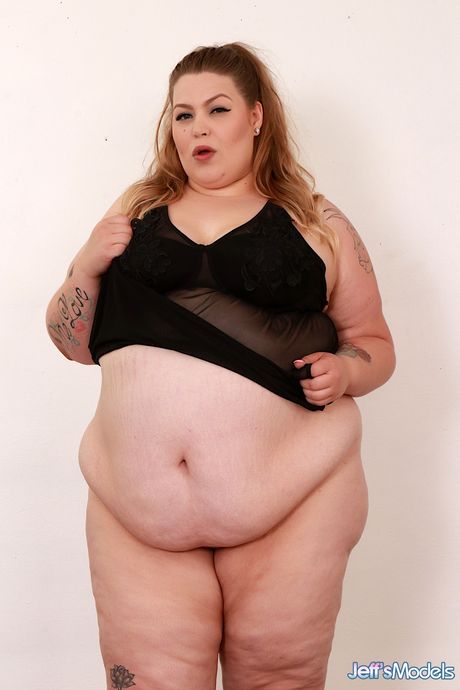 豐滿的 BBW Baby Doll 的大奶和陰戶被一個大屌男幹了
