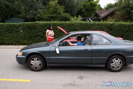 Fyldig barmet amerikansk sort BBW Delilah Black har sex med en hvid mand på en indkørsel