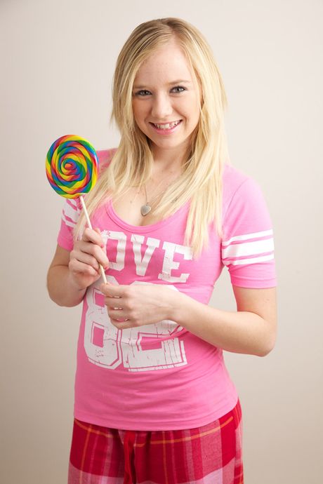 金髮美國妞 Tracey Sweet 穿著條紋襪被雞巴塞滿