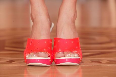 金髪のアメリカ人美女シエラ・シンは、BBCをオマンコに挿入される前にしゃぶる