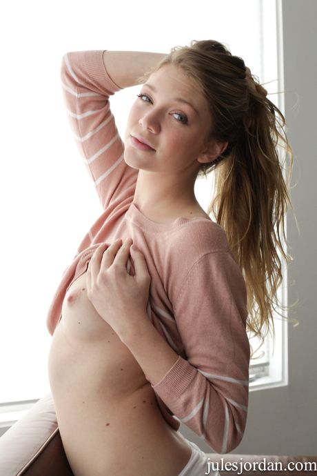 美麗的美國、愛爾蘭、拉脫維亞女孩傑西·安德魯斯脫光衣服，在被操之前舔她的陰部