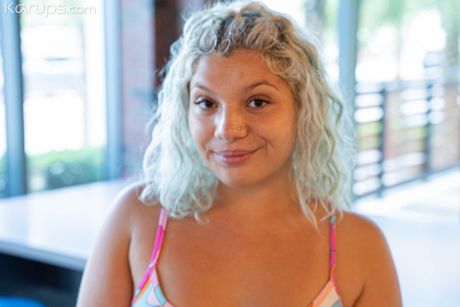 Sød teenager Aria Nicole får sin fisse spist ud og dicked af en lækker fyr