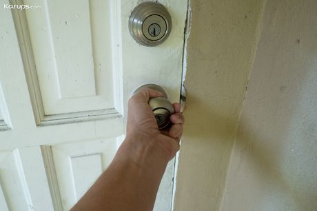 金髪のアメリカ人ティーンDixie Lynnは、POVファックと中出しの前に裸になります