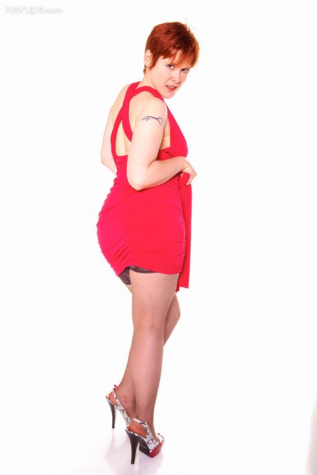 可愛的美國、愛爾蘭美女莉莉凱德脫下她的紅色連身裙，穿著長襪擺姿勢