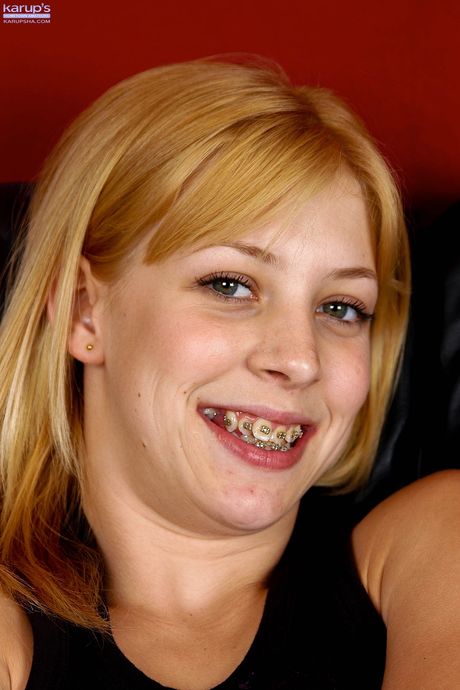 Lille amerikanske søde Leah Luv stripper ned til sine sokker og leger med sin fisse