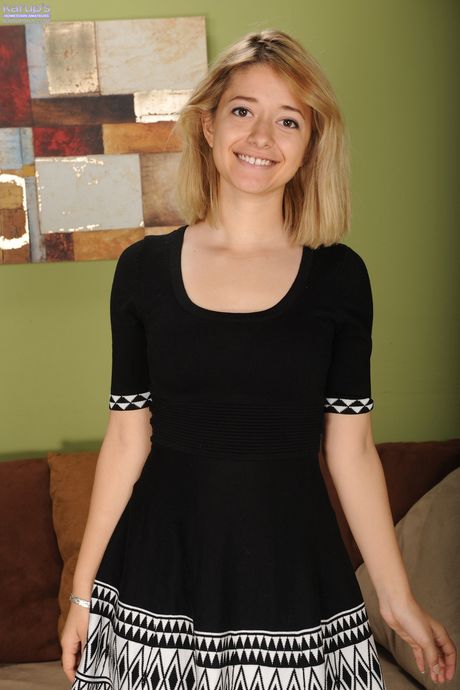 痩せたロシア、エジプトの表紙ガール、イジー・ベルが服を脱ぎ捨て、小さなおっぱいを誇示する