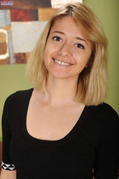 痩せたロシア、エジプトの表紙ガール、イジー・ベルが服を脱ぎ捨て、小さなおっぱいを誇示する