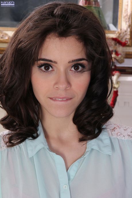  Slank teenager Betty Sumatra i flot nederdel blotter små bryster og spreder sine ben