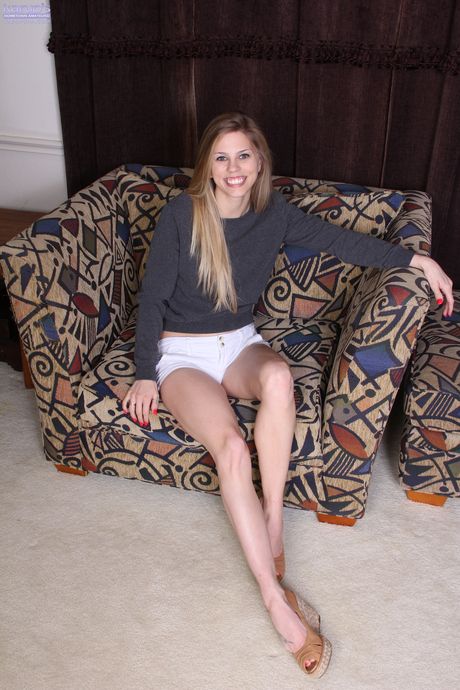  Sexet amerikansk teenager Kassie Kensington blotter små bryster og behåret fisse