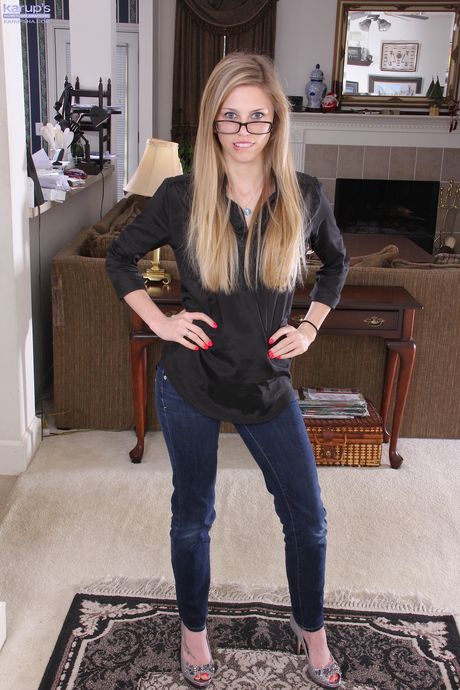 Slank amerikansk ungdommelig Kassie Kensington i stramme jeans, der viser små bryster og spreder benene