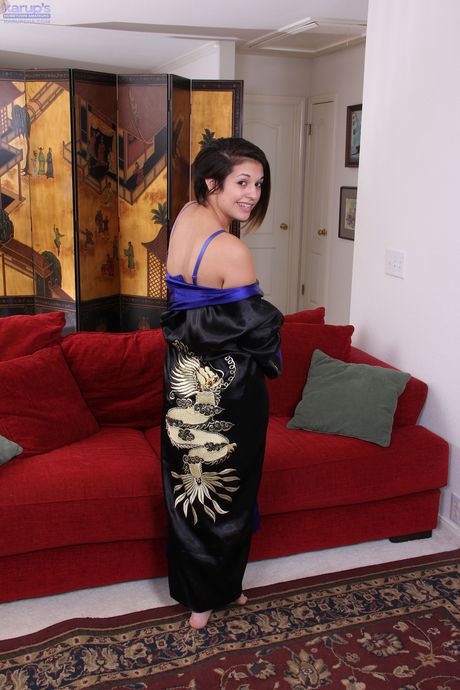  Lækker lækre Moana Saxton i sexet undertøj blotterer små bryster og spreder benene