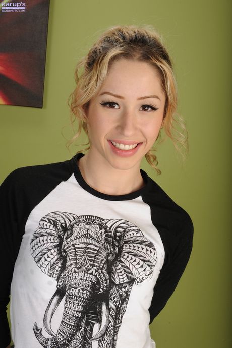 セクシーな金髪ティーンのゴールディ・ロックが足フェチショーに出演