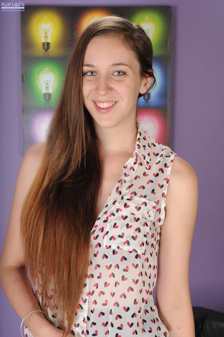 K:  Meget attraktiv amerikansk teenager Layla Adams er fodfetishist