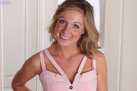 苗條的美國年輕阿什利瓊斯露出大乳房並張開雙腿