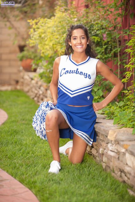 Den skønne cheerleader Chloe Amour stripper og afslører sin nøgenhed til billedet i baghaven